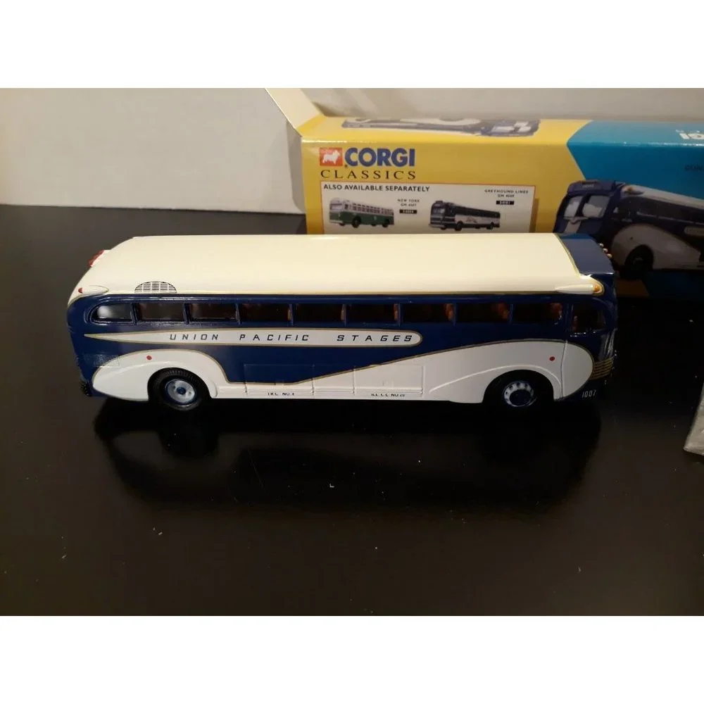Corgi Union Pacific Limited Edition Yellow Coach 743 Die-Cast